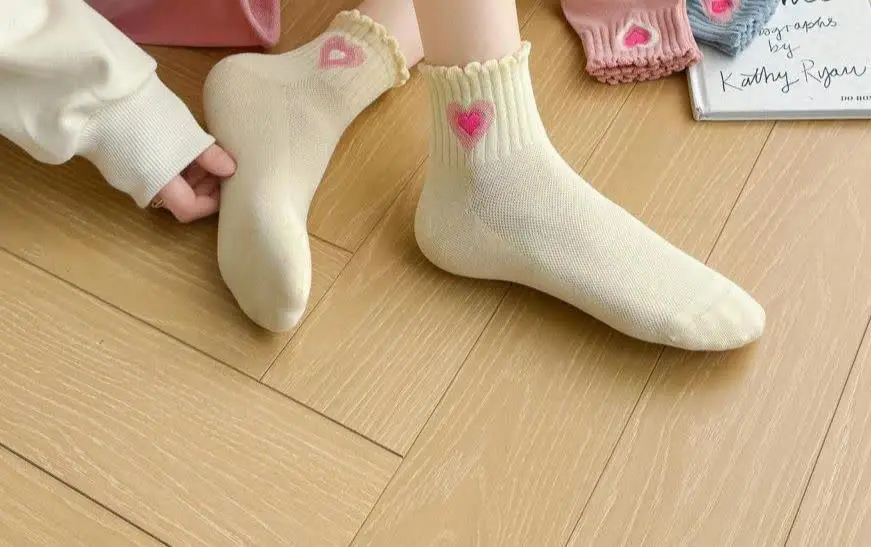 جوراب نیم ساق لب دالبری گلدوزی قلب ❤️❤️❤️❤️
