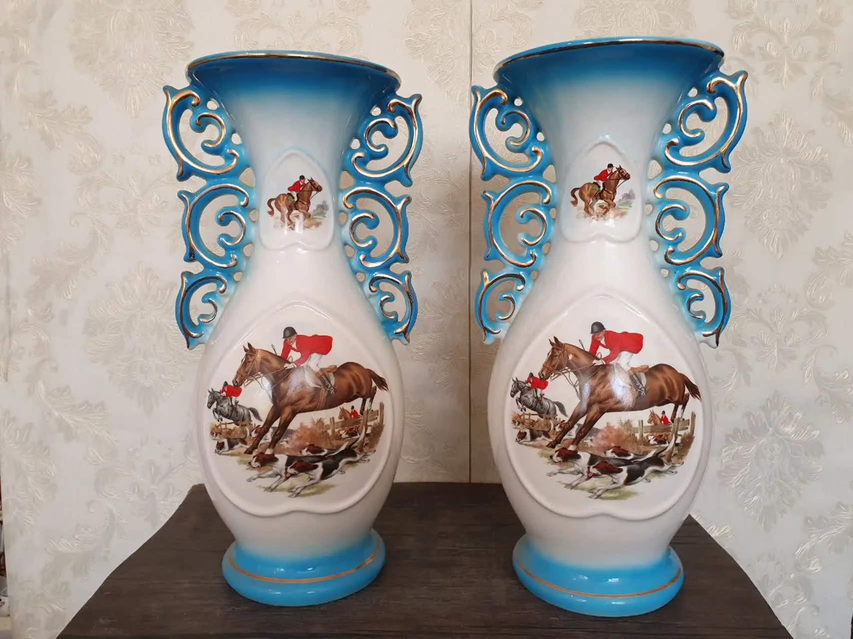 - یک جفت گلدان قصاعی. 
