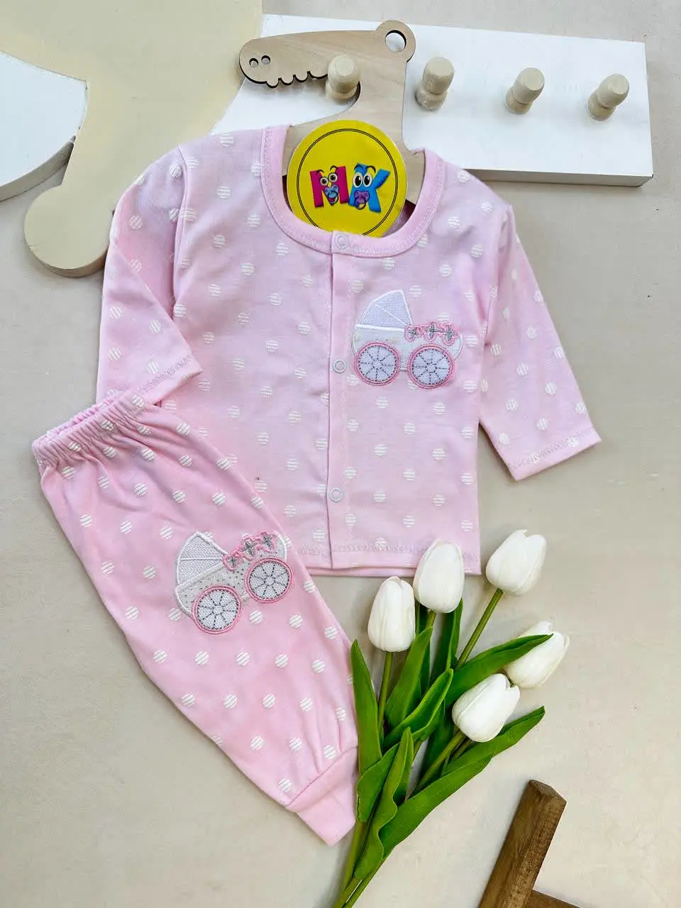 بلوز شلوار طرح کالسکه صورتی خالدار نوزادی و کودک کد ۱۷۳۰۰۳ 
