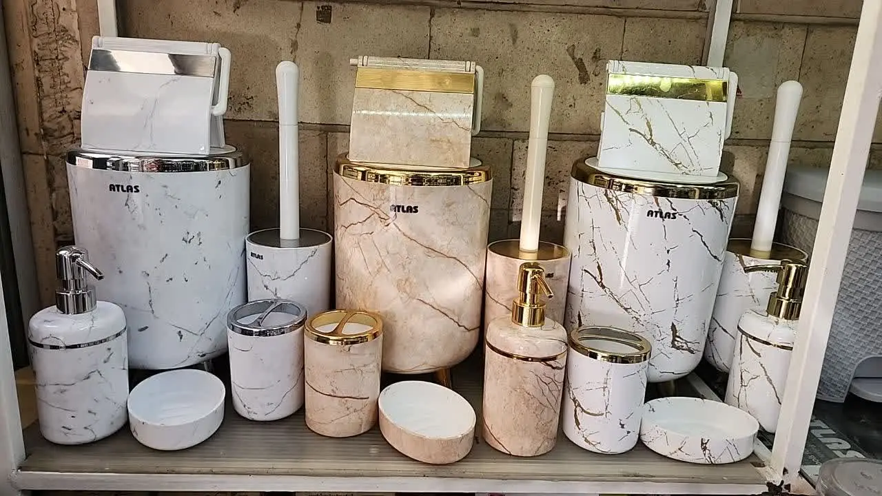 طراحی منحصر به فرد این محصول خیلی خاص و جذابش کرده، به خاطر اینکه سطل و فرچش پایه داره و شما خیلی راحت میتونید سطح سرویس بهداشتی رو شستشو کنید😊
