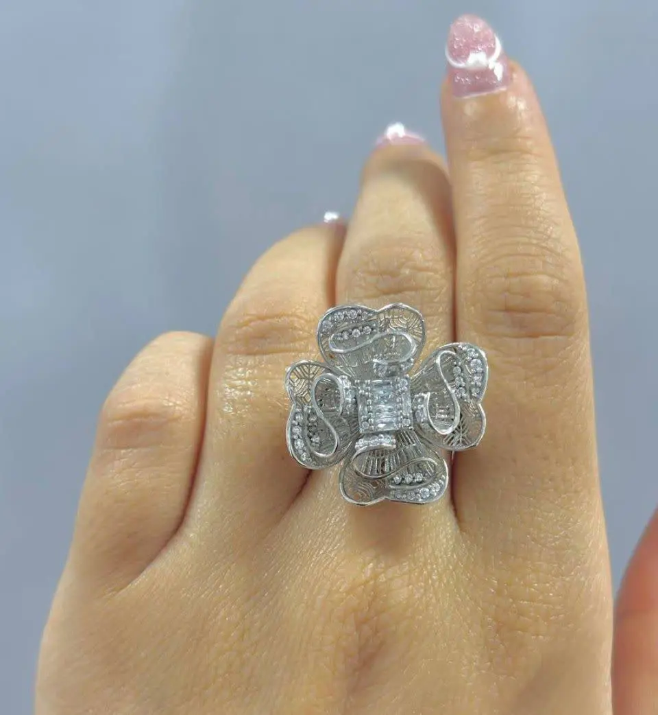 انگشتر زیبای گل درشت 
