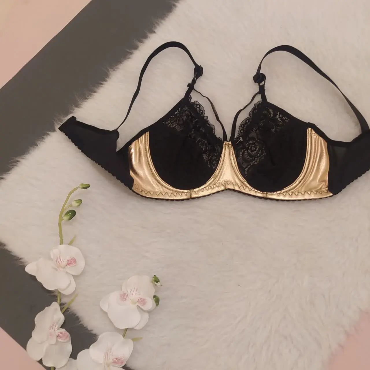 سوتین تک دیسکویی😍😍
