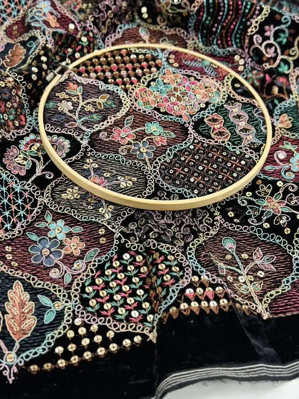 ❣مشخصات: مخمل سوزن دوزی هندی اصل 
