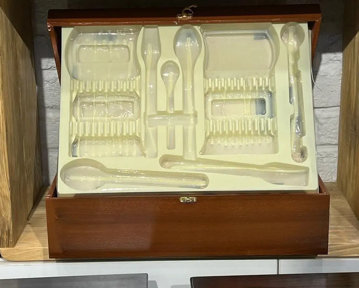 #چمدان چوبی قاشق چنگال 
