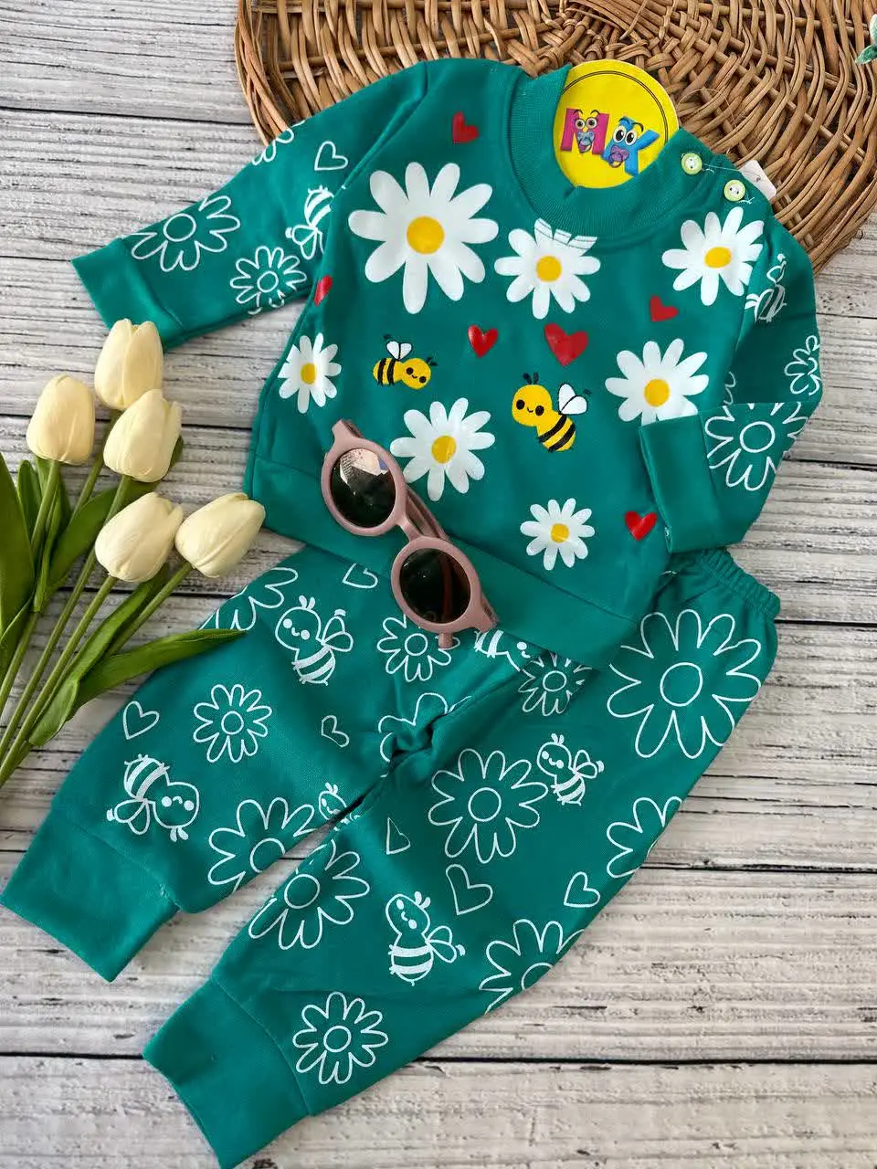 بلوز شلوار طرح گل و زنبور سبز پنبه‌ای نوزادی و کودک کد ۱۷۳۰۶۴ 
