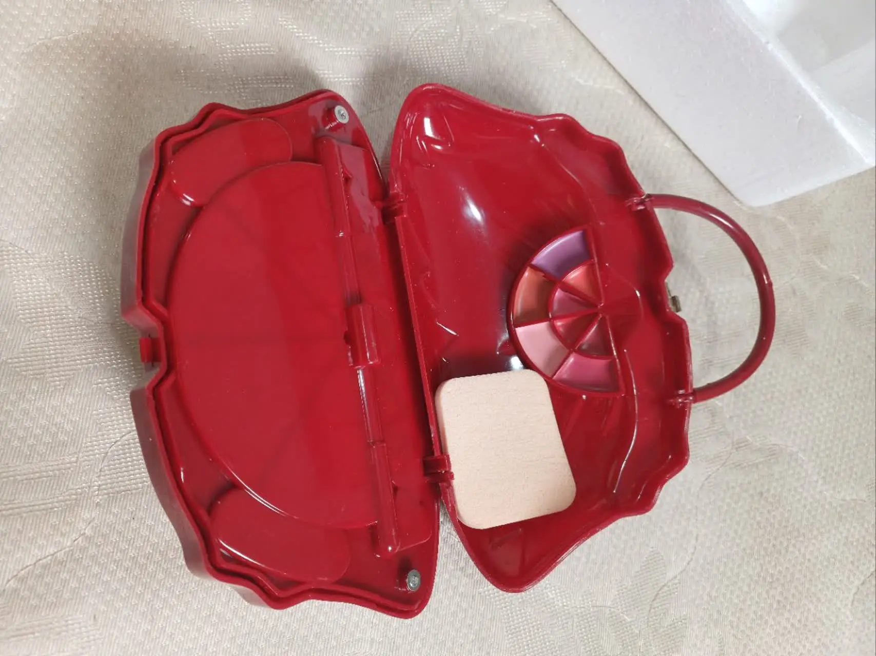 سایه به شکل کیف دستی 
