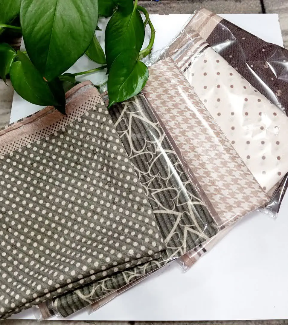 مینی اسکارف زمینه صدری کرمی
