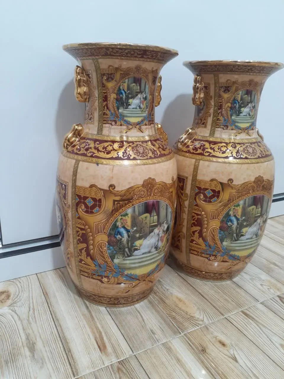 یک جفت گلدان ۴۲ سانت خمره‌ای 
