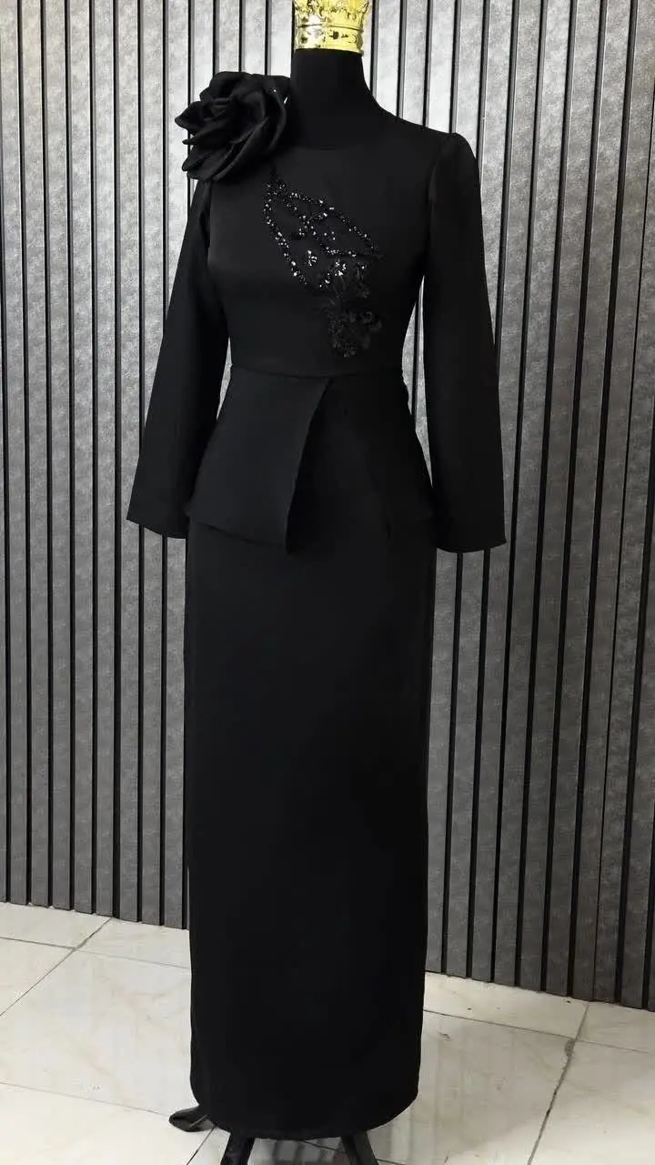 دامن چسبیده به لباس