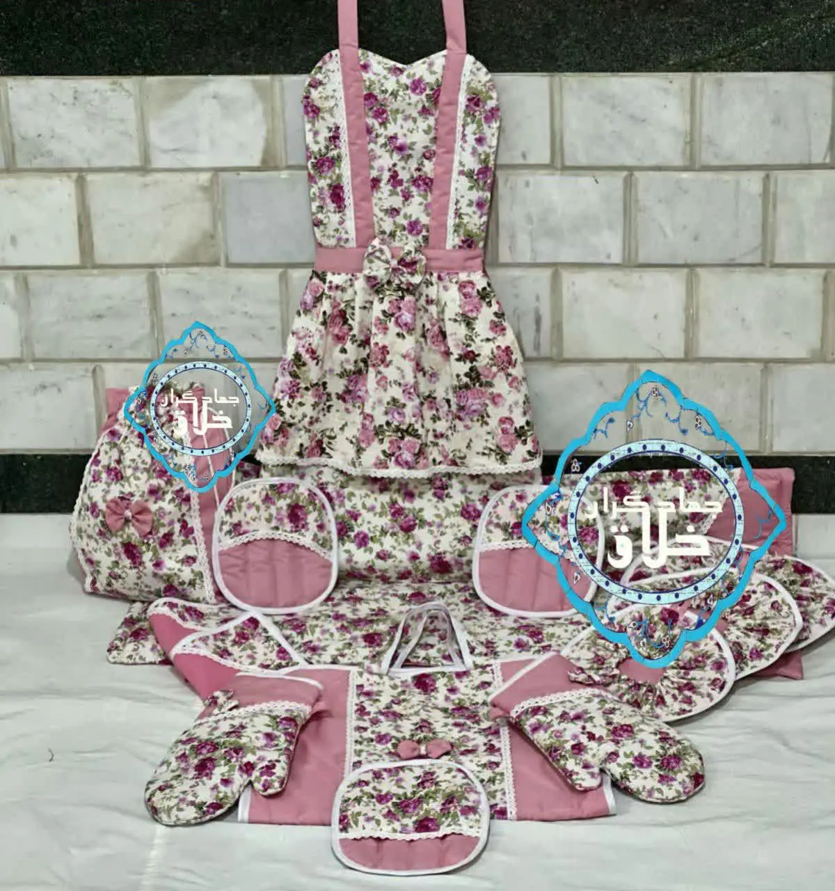 ۱۵ تکه شامل: 
