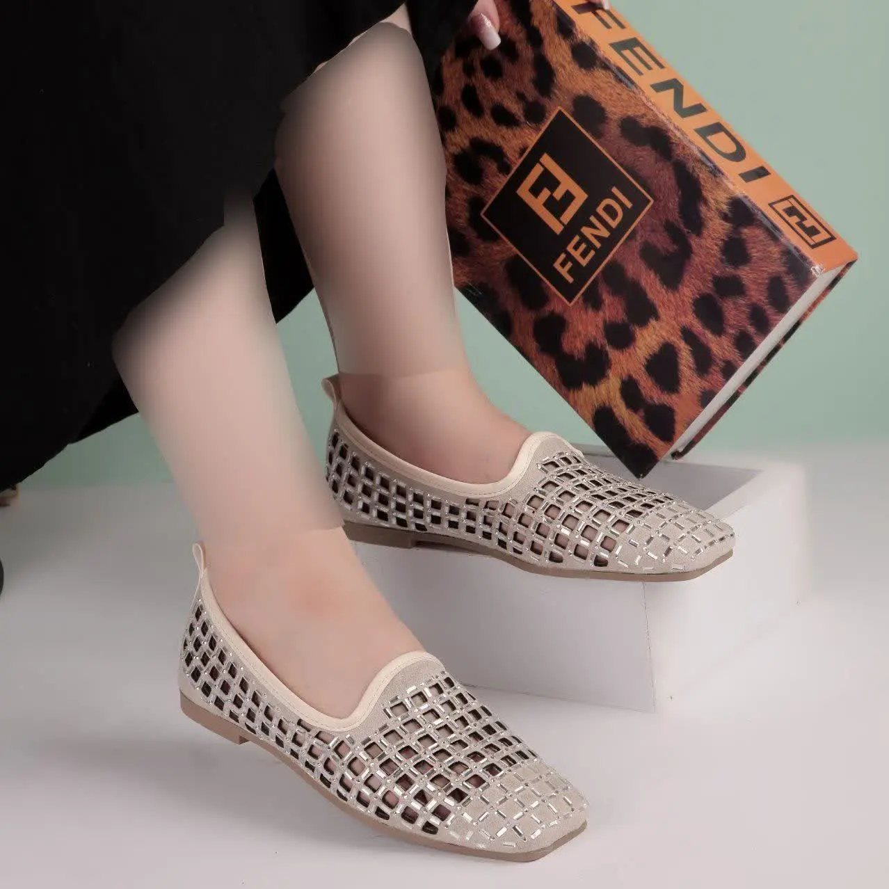 کالج نگینی جدید در دو رنگ با جنس سوییت، سبک راحت و با کیفیت
