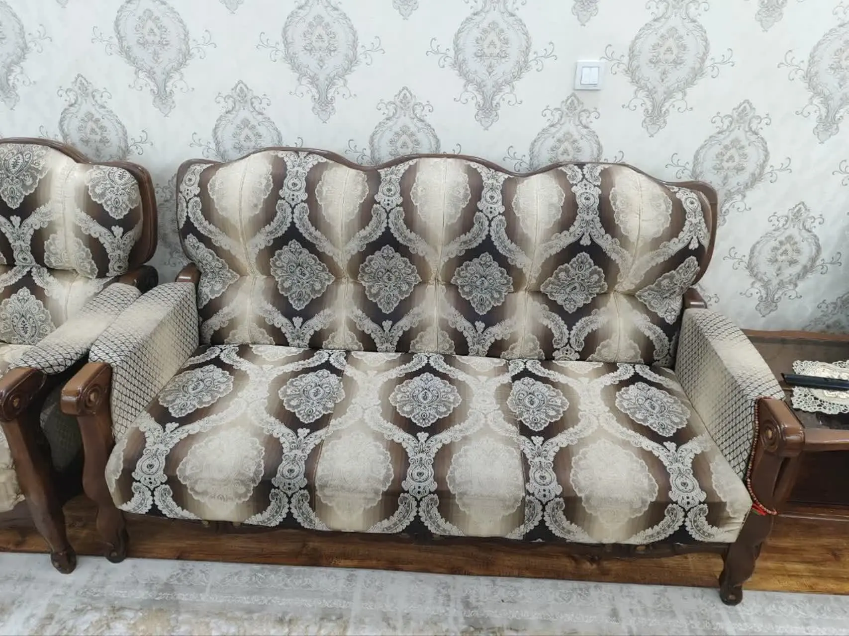 مبل تمام چوب سالم تمیز 
