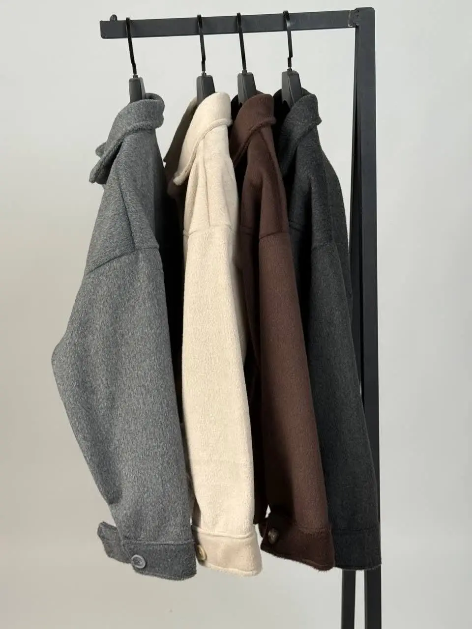 🎨 رنگبندی: مشکی، طوسی، کرم،...