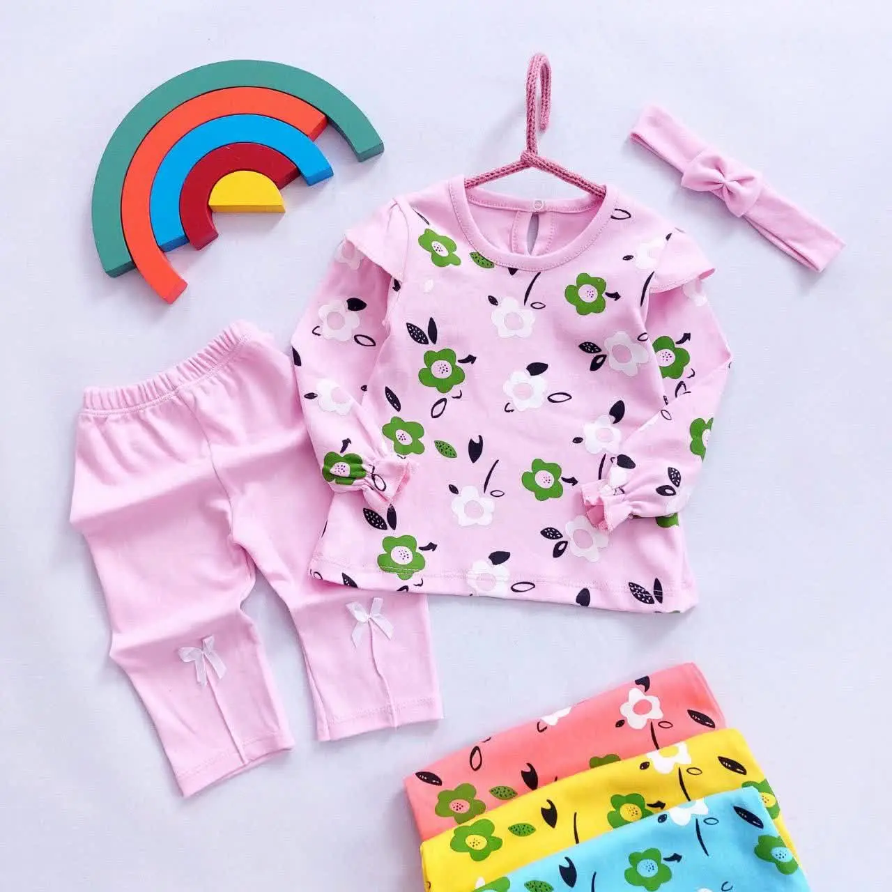 📌مدل شلوار کوتاه و بالای مچ است
