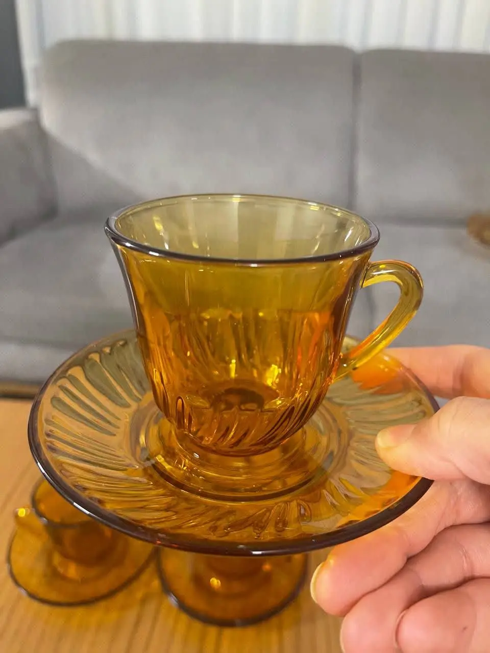 شش نعلبکی و پنج فنجان 
