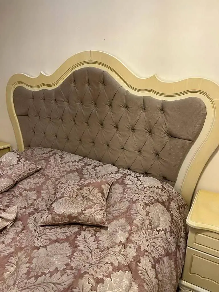 تخت دونفره بسیار زیبا محکم برادرم ساخته با دوتا کناره تخت و یک میز بزرگ که آینه روش میخوره
