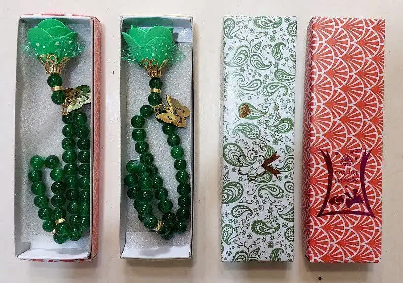 🔴تسبیح گلدار ۳۳ دار با پلاک یا علی ع سبز و رنگی
