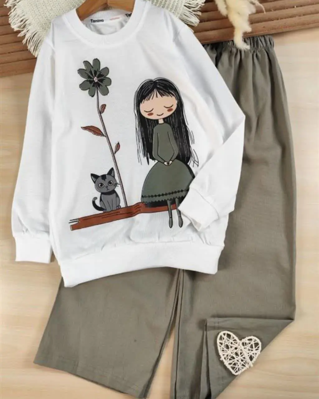 بلوز و شلوار دختر و گربه