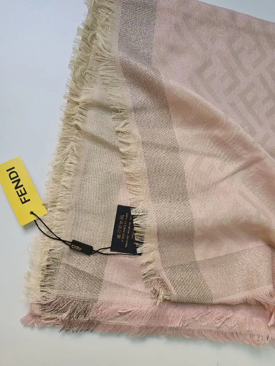 یک عدد هم صورتی ملیح موجوده