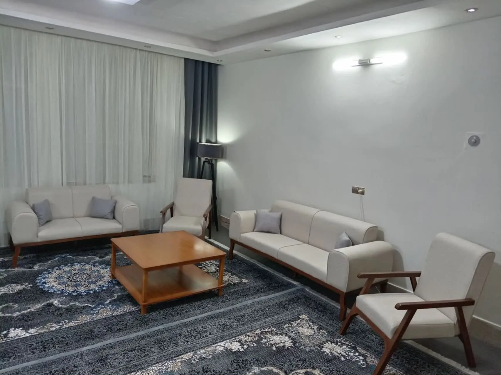 مبل مینمیال
