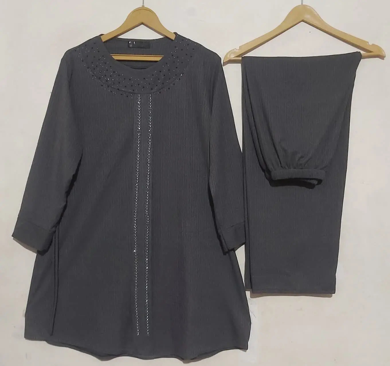 ست مانتو و شلوار نگین دار 😍
