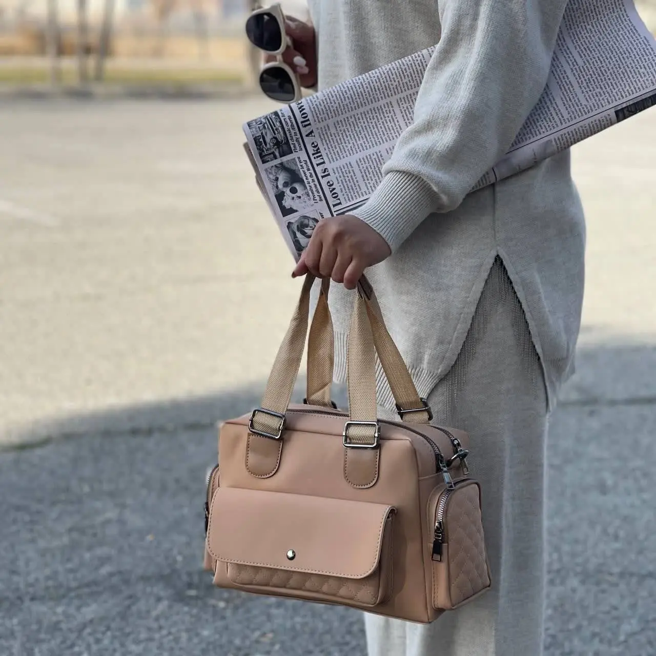 این کیف مخصوص مامانیه که همیشه کلی وسیله باهاشونه😅
