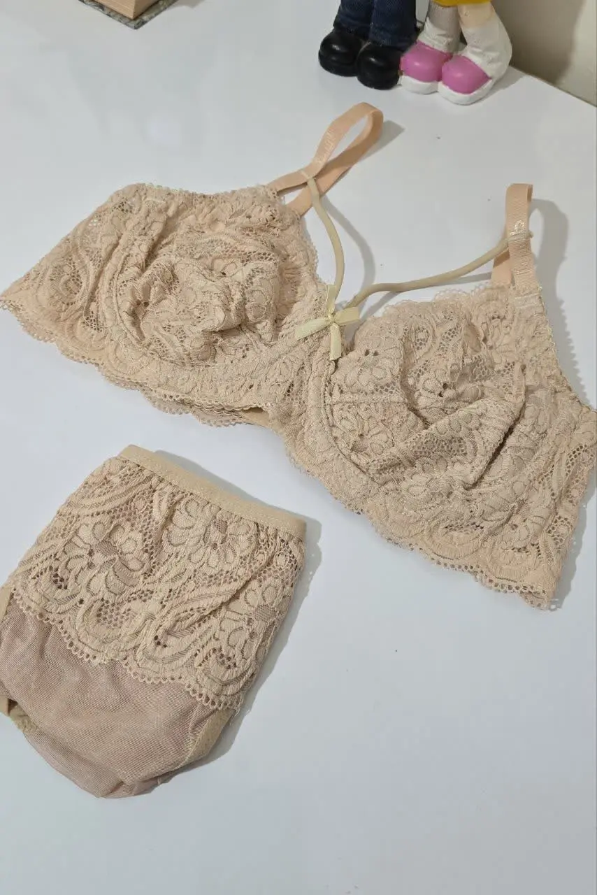 رنگ کرمی است بالا👆
