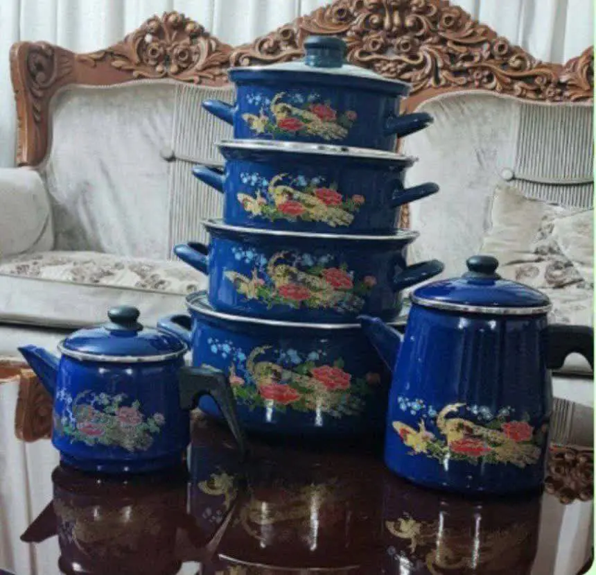 سرویس قابلمه ۸پارچه وکتری قوری لعابی 
