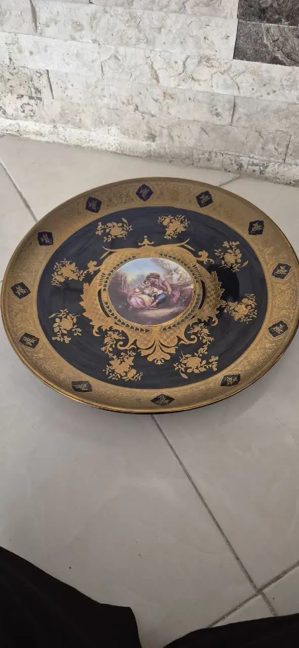 دیس ۴۰ سانت سرمه‌ای. 
