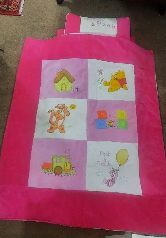 ست رختخواب کودک و قنداق فرنگی در حد نو خیلی کم استفاده شده سالم و تمیز مناسب سیسمونی و هدیه 
