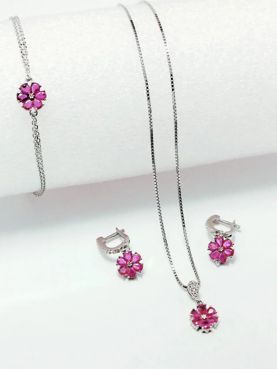 ⚜⚜ نیم ست نقره مدل میکرو همراه با روکش آبطلای سفید؛ عیار ۹۲۵، بهمراه آبکاری رادیوم درجه۱، تمامی نگین‌های این نیم ست جدید، ظریف با روش جدید میکروستینگ مخراج کاری شده⚜⚜
