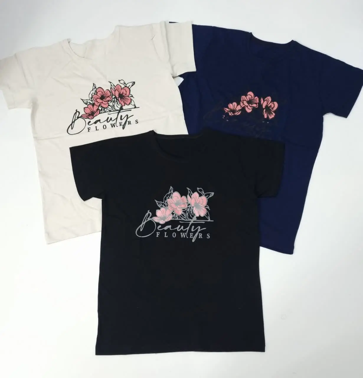 🌸 لطافت و نرمی و راحتی و حس آرامش رو در تیشرتهای سوپر پنبه با چاپ‌های زیبا به تنتون هدیه بدین. 
