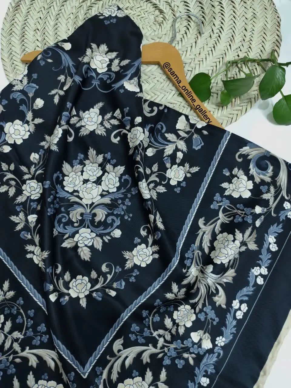 . یک روسری با جنس فوق العاده ابریشم توئیل، شیک و زیبا 
