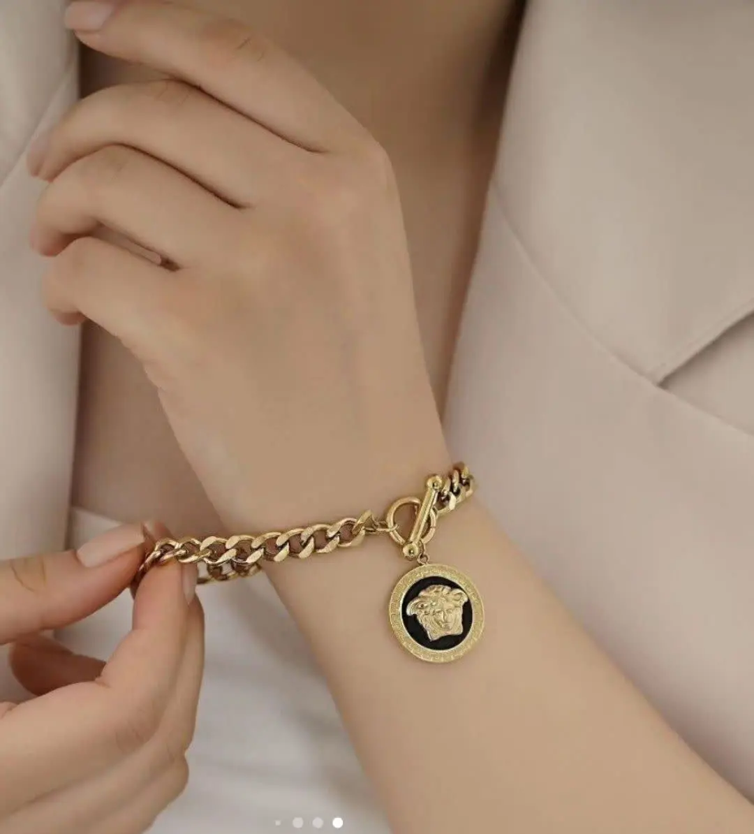 دستبند کارتیر و قفل تی با آویز ورساچ 🤤 
