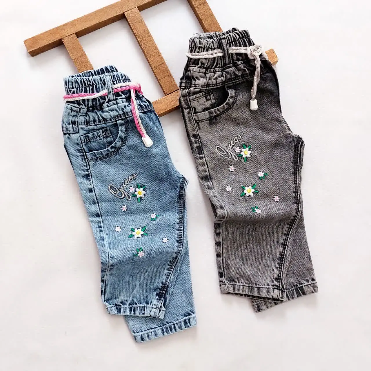 شلوار جین دخترانه‌ی گل پراکنده
