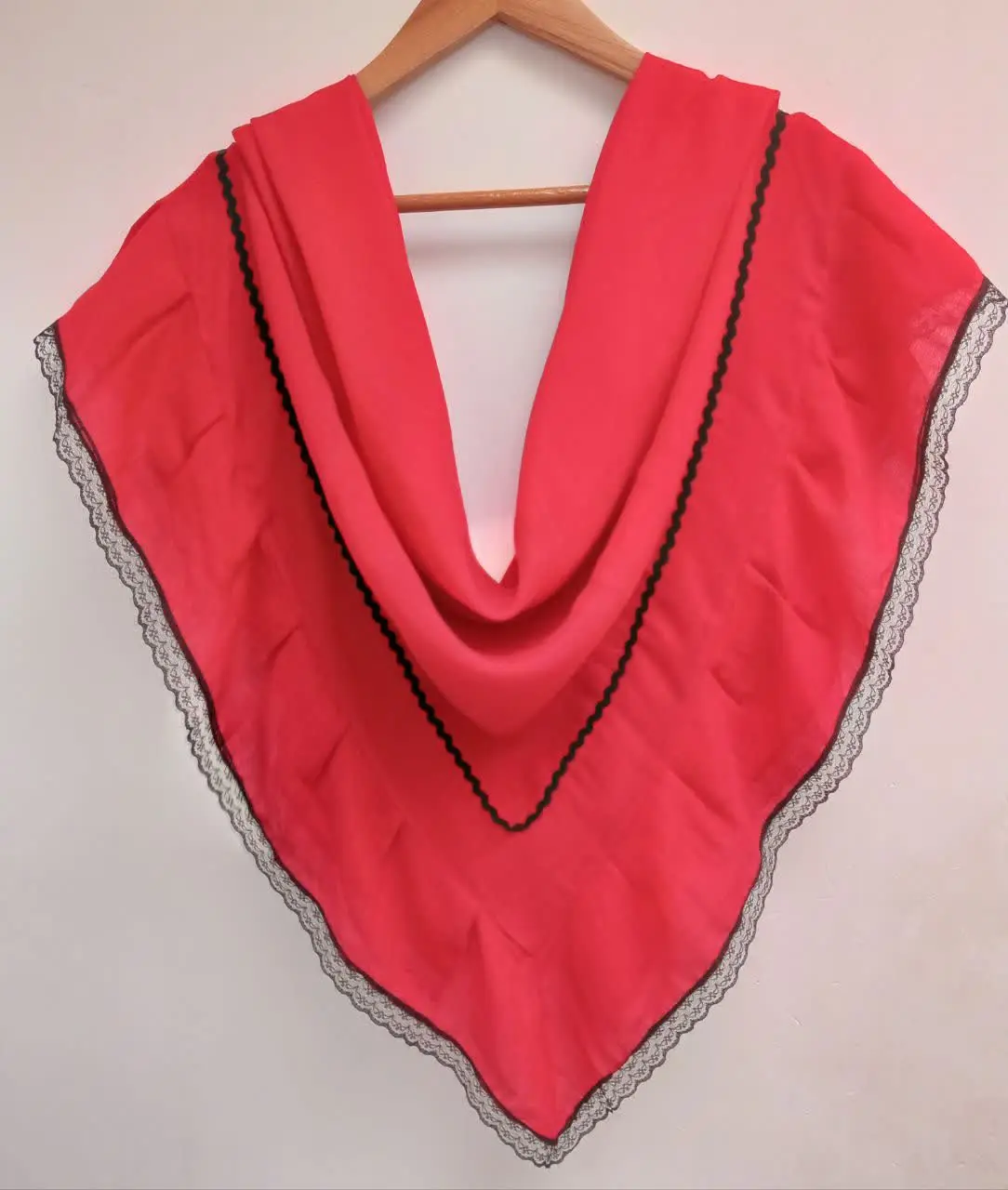 روسری قرمز شکوفه دار
