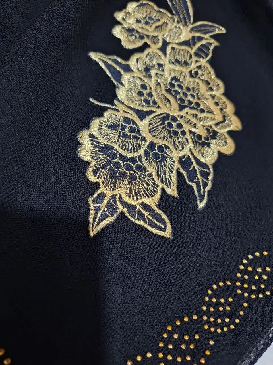 🍁 #عنوان: روسری خاویار گلدوزی
