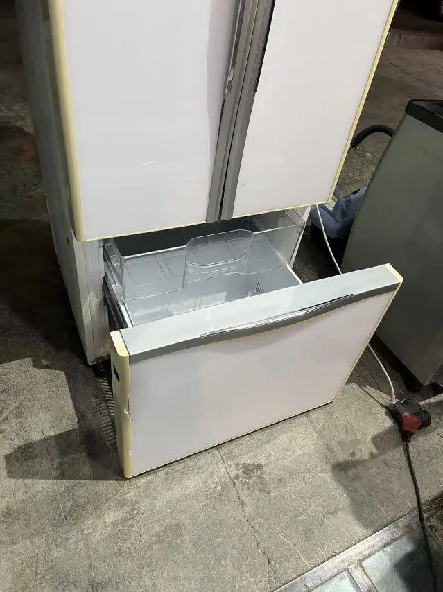 یخچال فریزر سایدهیتاچی مدل مینی فرنج ۲۰فوت نما ضده خش 
