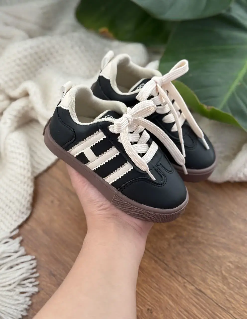 از قسمت چسب باز و بسته میشود.