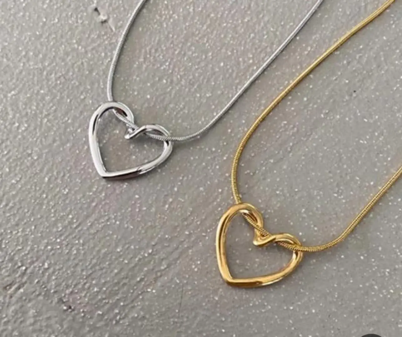 💍گردنبند قلب دفرمه با زنجیر ماری لوله‌ای 🤗
