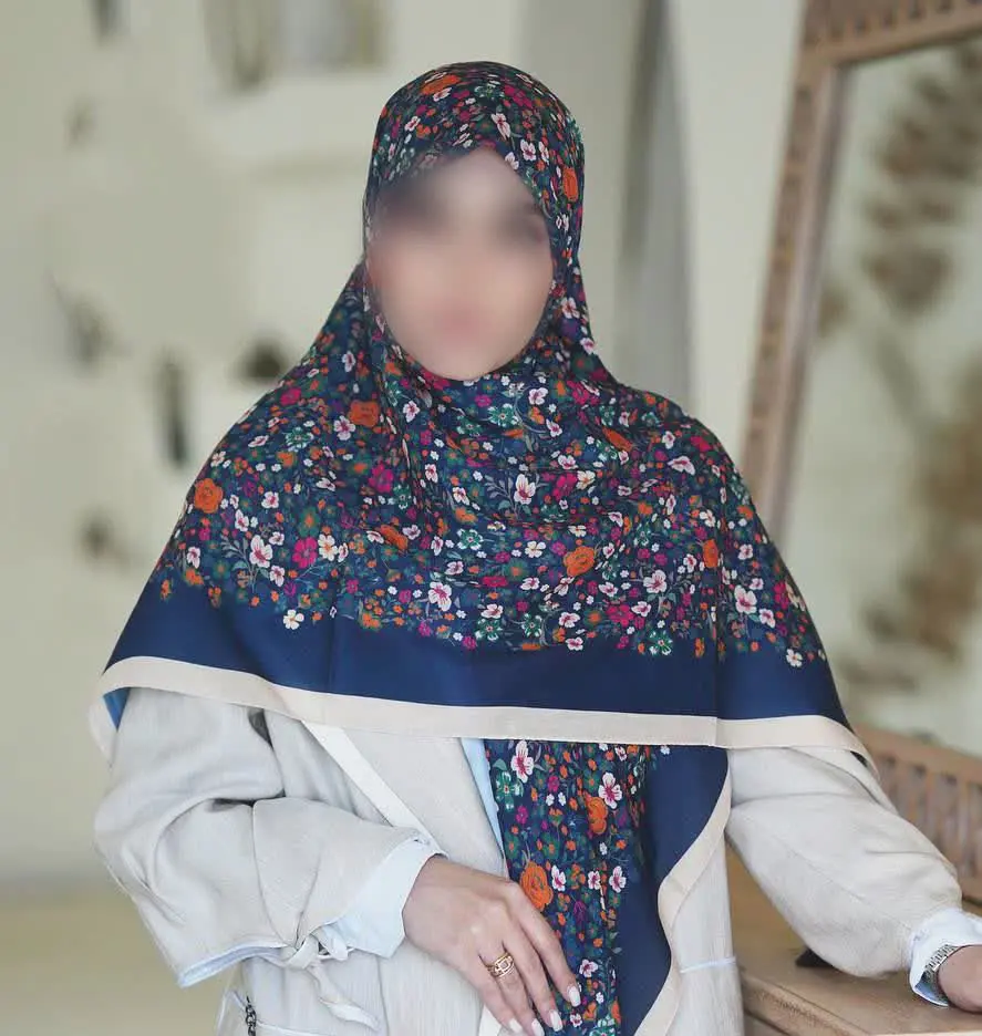 زمینه سورمه‌ای باشه با گل‌های بهاری جای هیچ حرفی نمیذاره 😍
