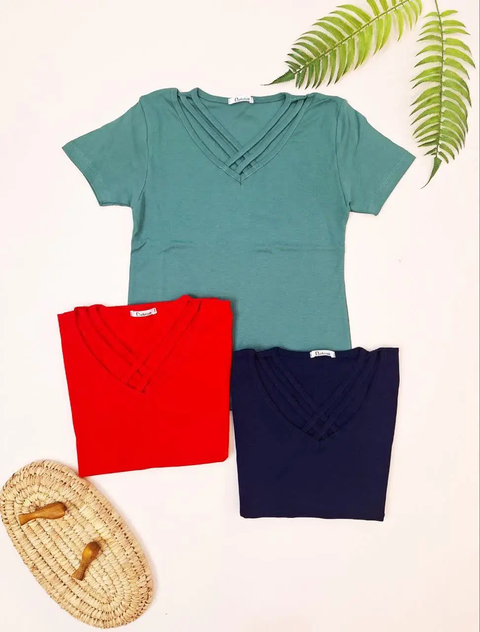 جلوی یقه اش مدل دار هست و ت...