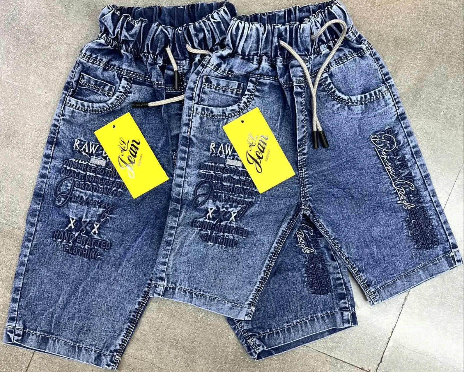 شلوارک جین آبی طرح دار☺️☺️
