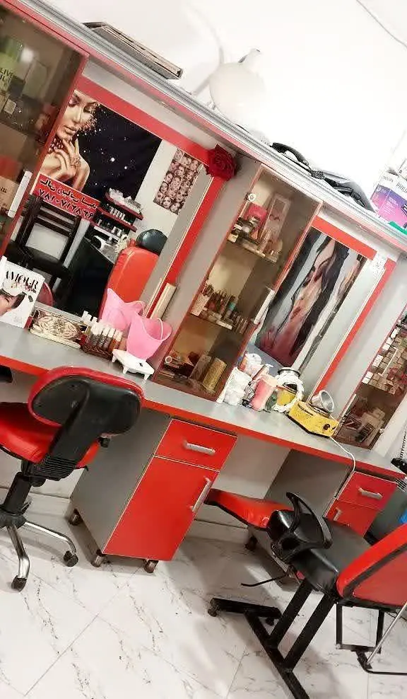 کلیه لوازم و تجهیزات آرایشگاه 
