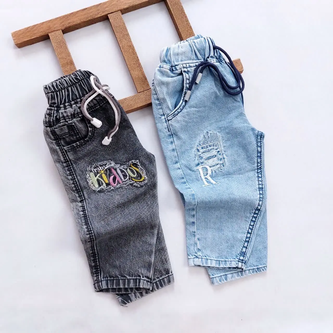 شلوار جین کاربردی‌ترین محصول برای عید کوچولوها، در دو طرح جذاب تقدیم نگاهتون😍
