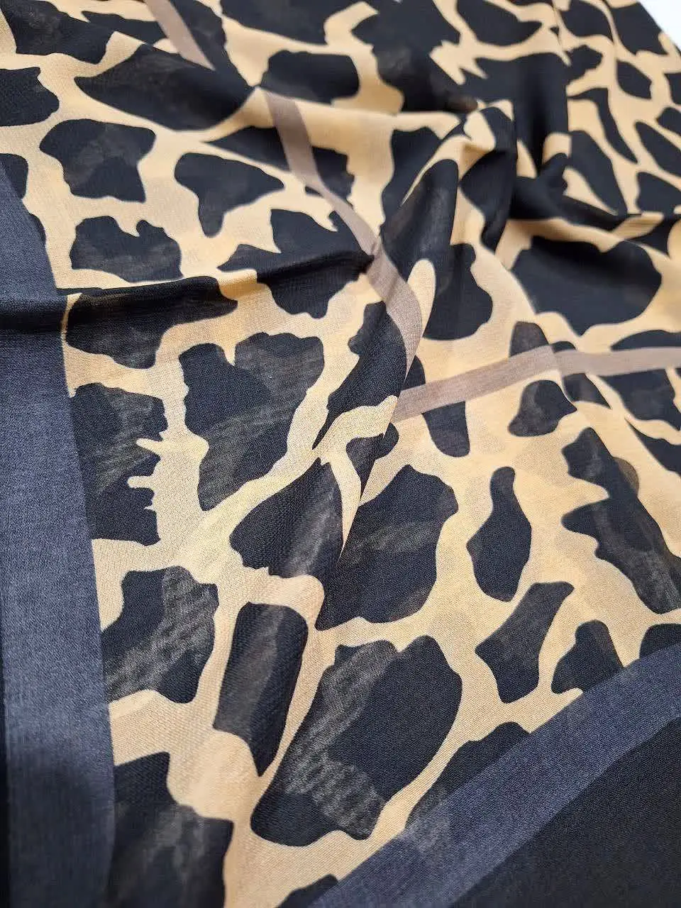 #عنوان: روسری مشکی کرم
