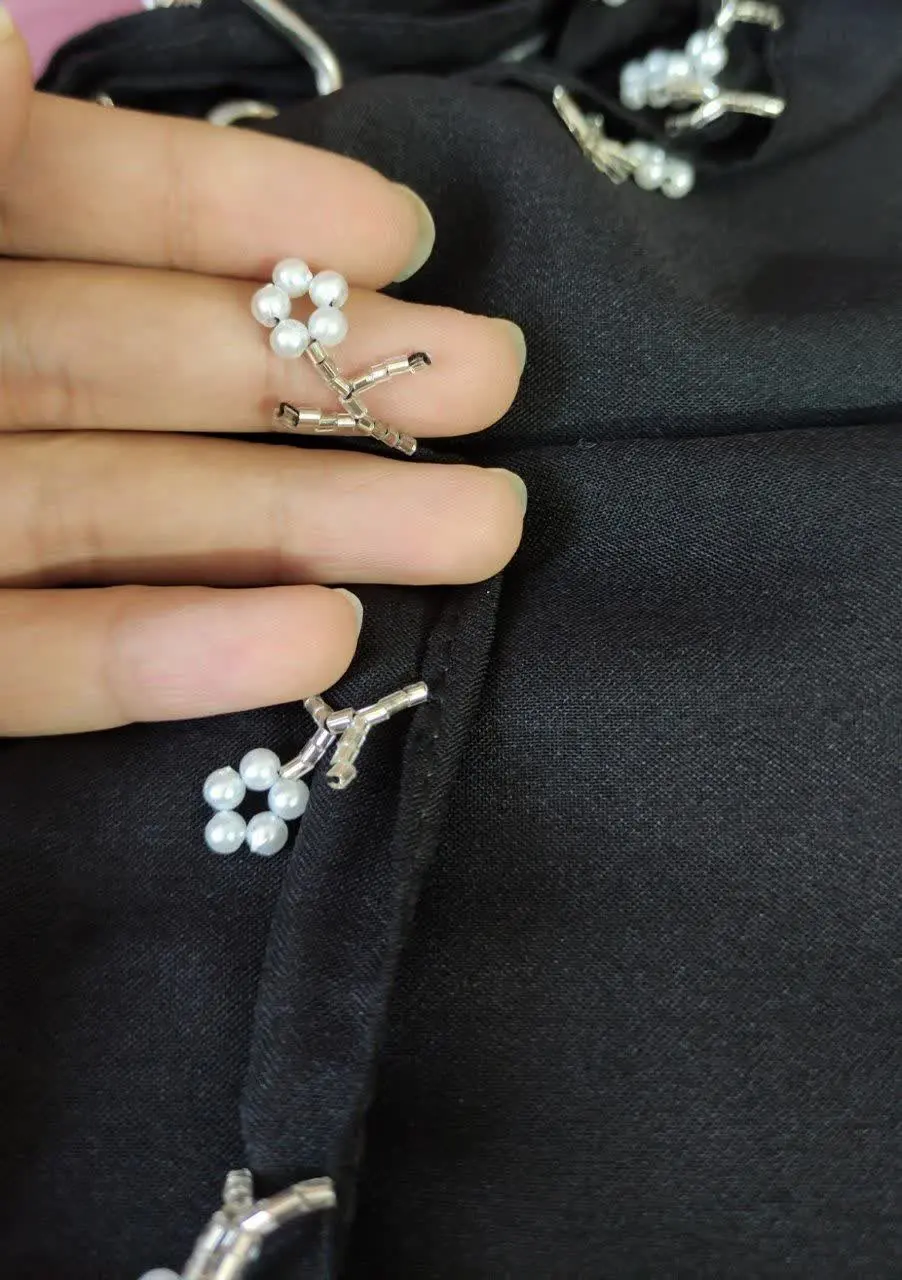 یه روسری اوردم گل‌اویزه
