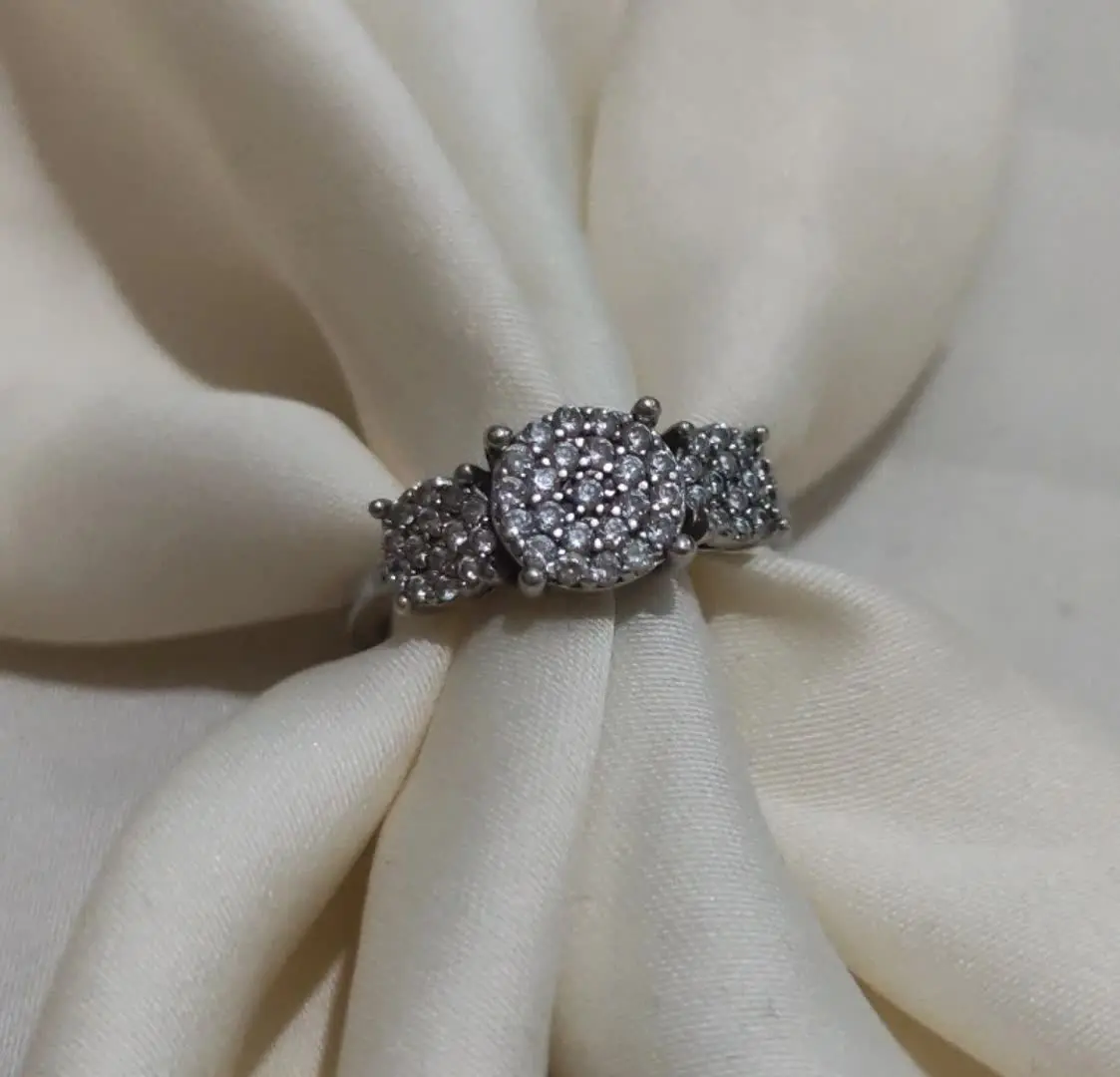 انگشتر نقره با نگین‌های ریز بسیار درخشان✨
