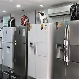 تعدادی یخچال نو، با خط و خش...