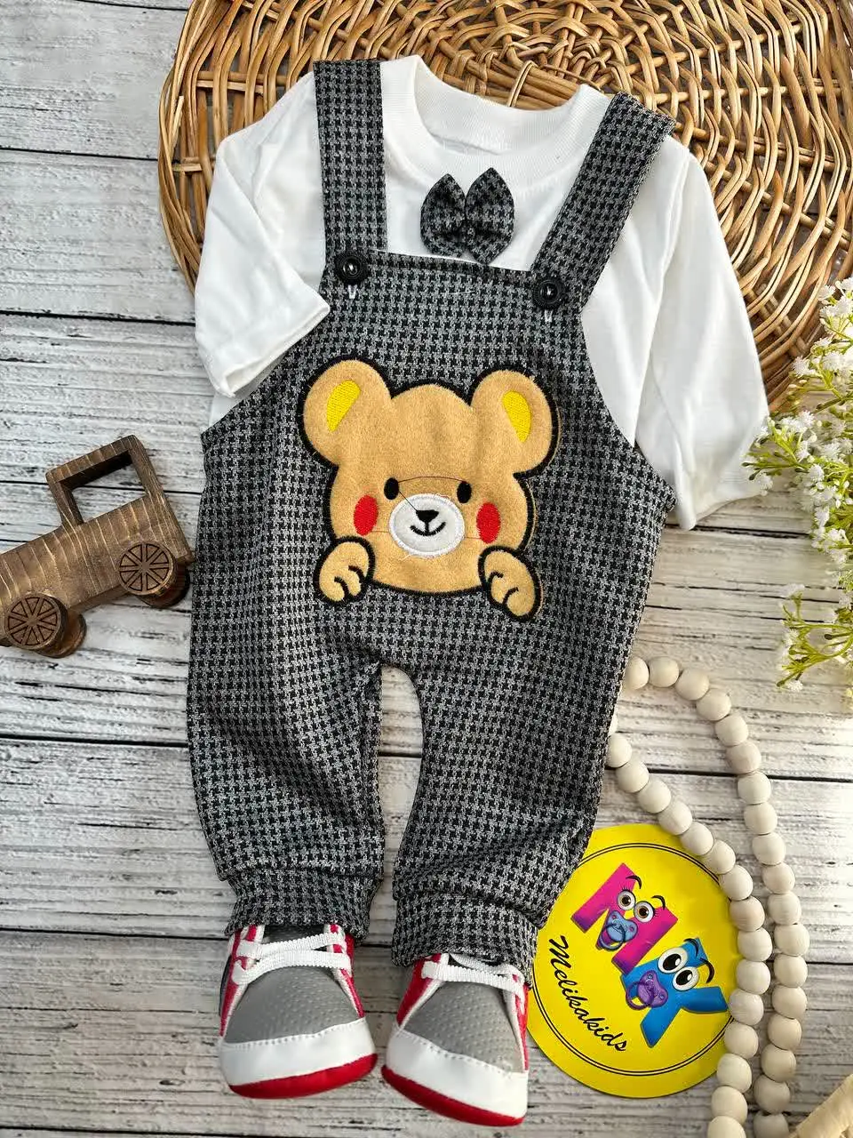 سرهمی پیشبندی پاپیون دار طرح تدی لپ قرمزی طوسی شطرنجی نوزادی و کودک کد ۱۱۲۰۹۴ 
